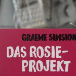 Hier sieht man den Titel des Buchs das Rosie Projekt